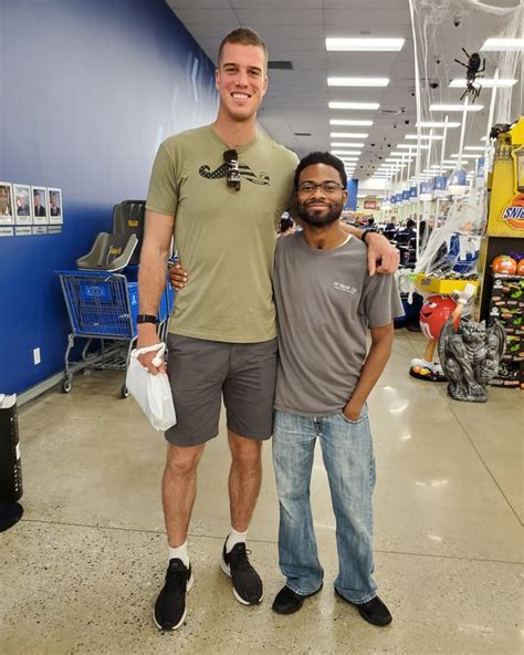 7ft vs. 5'9"! Can't believe I met him! : r/heightcomparison