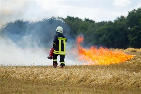 Feuerwehren Bek Mpfen Brand Bei Gro Gievitz