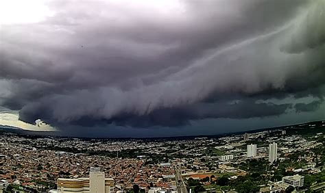 Semana inicia frente fria e previsão de muita chuva veja onde