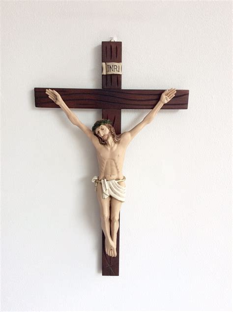 CRISTO CLASICO EN RESINA CRUZ MADERA Almacenes PioXII