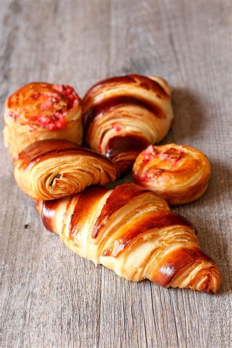 Croissants Au Beurre Et Pains Au Chocolat Recette Ultra Croustillante Les Délices De