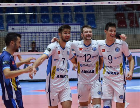 Arkas Spor Hekimo Lu Gct Yi Evinde Y Kt Voleybolunsesi