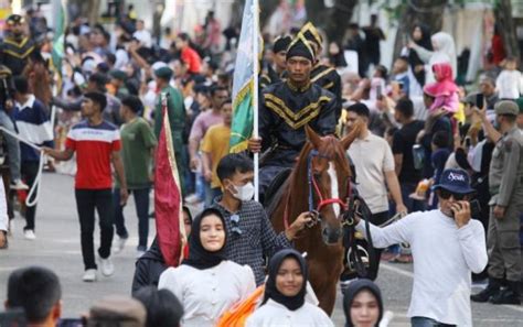 Ribuan Masyarakat Aceh Antusias Menyaksikan Pawai Peserta Pekan