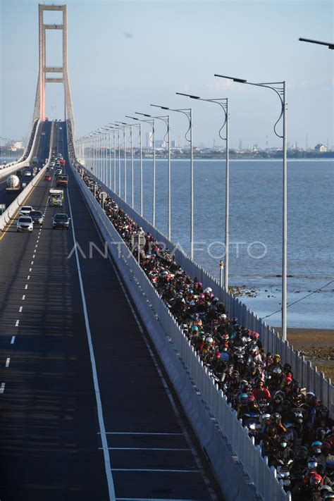 ARUS MUDIK DI JEMBATAN SURAMADU ANTARA Foto