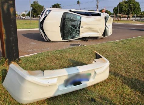 Carro roda na pista bate em caminhão e capota na Duque de Caxias