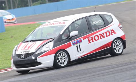 mobil balap balap trend terbaru