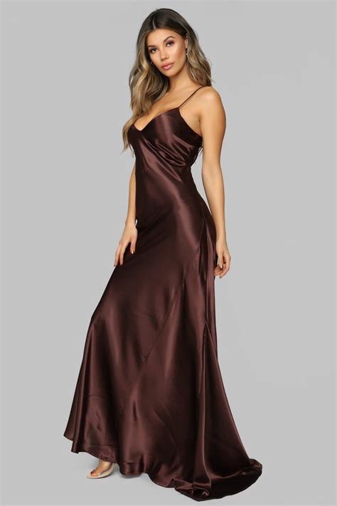 Figure Hugging Satin Maxi Dress Brown おしゃれな女性 ナイトドレス ドレス