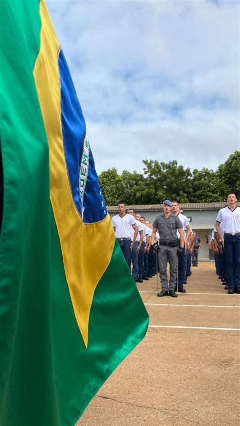 Solenidade Apresenta Bandeira Nacional Aos Novos Soldados Da Pol Cia