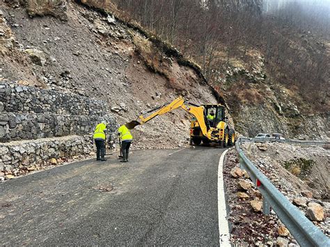 Gurë baltë e vërshim lumenjsh Informacioni i parë ku janë rrugët e