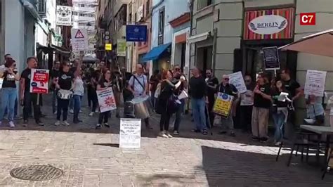 Los Docentes De Los Conservatorios Se Manifiestan Frente Al Parlamento