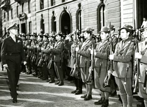 American General Willis D. Crittenberger inspecting Italian military ...