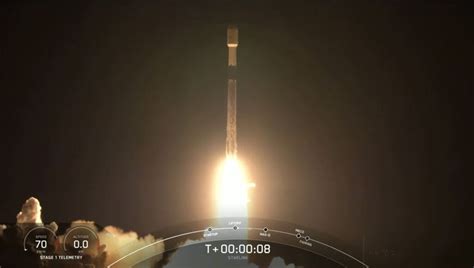 Le premier étage du Falcon 9 lance 52 satellites web Starlink lors dun