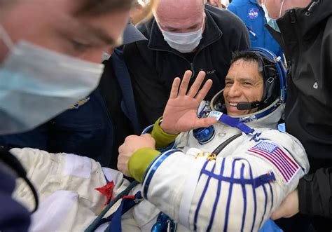 Dos Astronautas Rusos Y Uno De La Nasa Llegan A La Tierra Tras Pasar