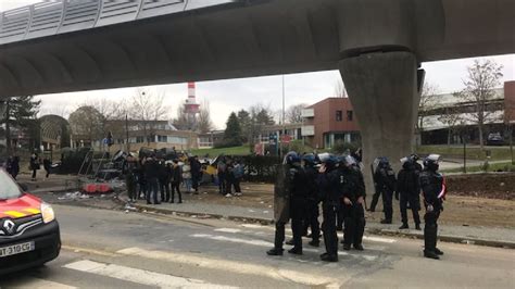 Blocages De Lyc Es Rennes Trois Pompiers Agress S Trois Jeunes