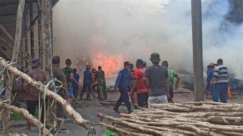 Gudang Kayu Di Jalan Raya Sumput Sidoarjo Terbakar Hebat Tiga Mobil