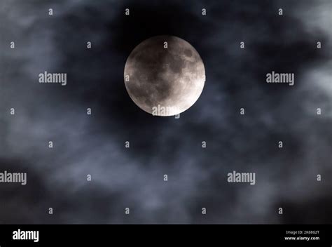 Nubes Ominosas Pasan Delante De Una Luna Llena En El Cielo Nocturno