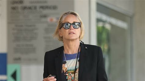 Sharon Stone Izdanje U Glamuroznim Tenisicama Za Odlazak U Grad S