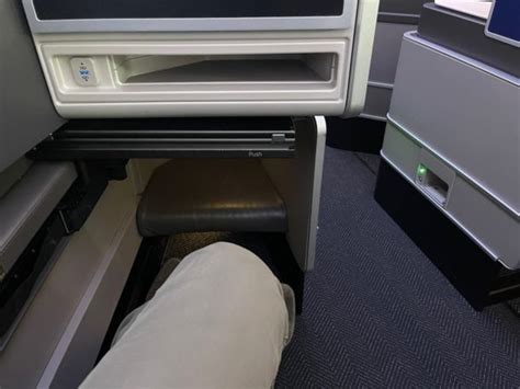 Review: United Airlines 787-10 Business Class Los Angeles - Chicago ...