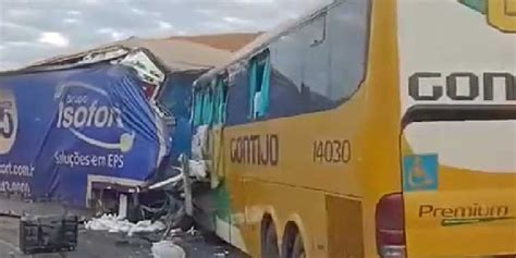 COLISÃO FRONTAL Acidente entre ônibus e carreta deixa três mortos e