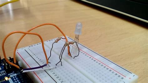 Arduino Parpadeo De Un LED RGB Cambio De Color De Amarillo A Rosado