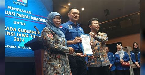 AHY Serahkan Surat Rekomendasi Demokrat Resmi Usung Khofifah Emil