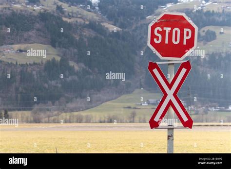 Passaggio A Livello E Segnale Di Stop Immagini E Fotos Stock Alamy