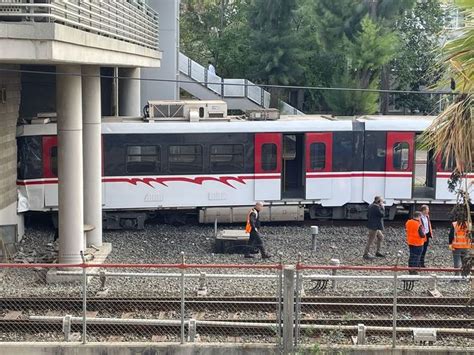 Son dakika İzmir de seyir halindeki metro raydan çıktı Son dakika