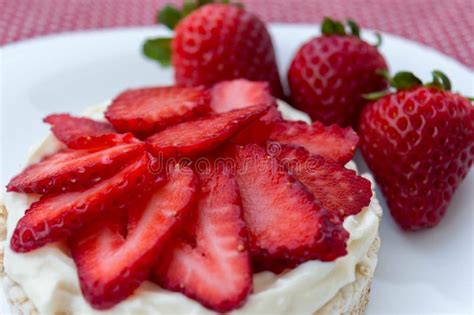 Galleta De Arroz Con Crema Y Fresas Imagen De Archivo Imagen De Torta