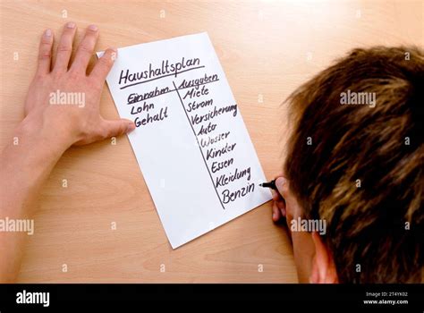 Haushaltsplan Einnahmen Ausgaben Papier Hi Res Stock Photography And