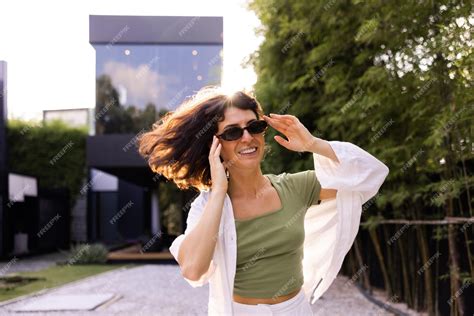 Premium Photo View Of Cute Woman Smiling In Sunglasses