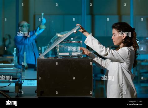 Forensic Scientists Hi Res Stock Photography And Images Alamy