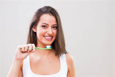 8 Tips To Maintain Healthy Teeth And Gums