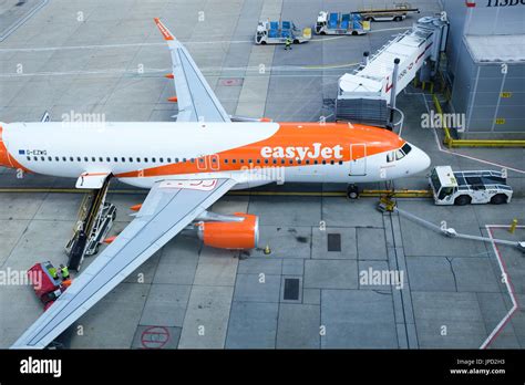 An easyJet plane Stock Photo - Alamy