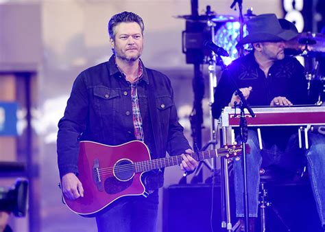 Blake Shelton Describes How He Looks Naked