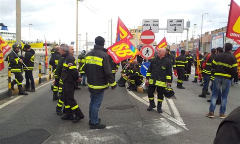 Villa S G M5S Si Schiera Con I Precari Dei Vigili Del Fuoco