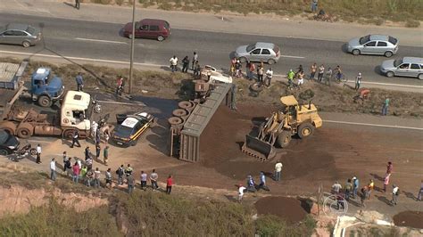 Vídeo Carreta de minério tomba e provoca congestionamento na BR 040