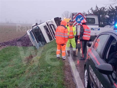 Incidente Sulla Provinciale Bagnara Camion Si Ribalta Ferito Il