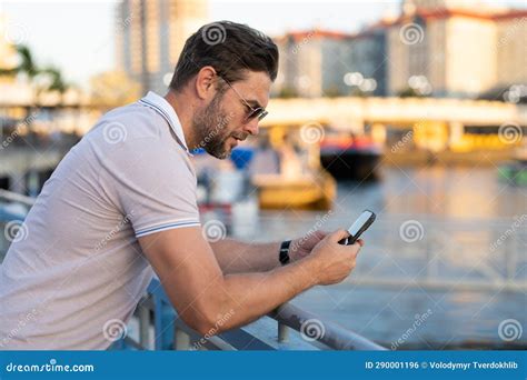 Homem Bonito Conversando Ao Telefone Na Rua Da Cidade Modelo Masculino