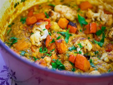 Einfaches Linsen Kürbis Curry mit gebackenem Blumenkohl vegan