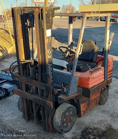 Toyota 5fgc25 Forklift In Lexington Mo Item Ds7303 For Sale Purple