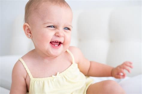 Retrato De Uma Linda Menina Sorrindo Os Primeiros Dentes De Leite