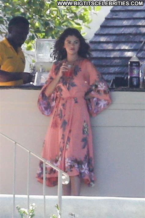 Selena Gome No Source Posing Hot Babe Paparazzi Jamaica Beautiful Red