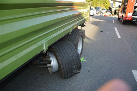 Verkehrsunfall In Hallein PKW Gegen Traktor Landesfeuerwehrverband