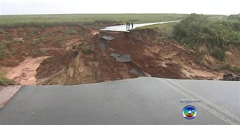 G1 Carro Cai Em Cratera Aberta Pela Chuva Em Vicinal Interditada Em