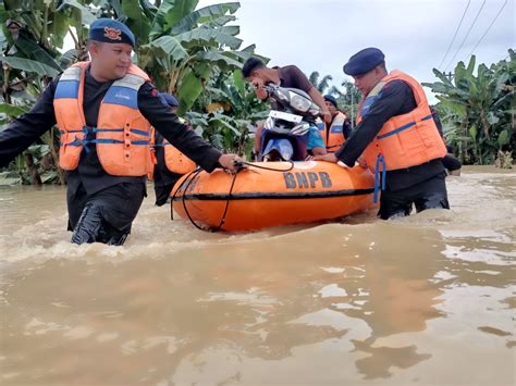 Aksi Cepat Brimob Evakuasi Korban Banjir Tamiang