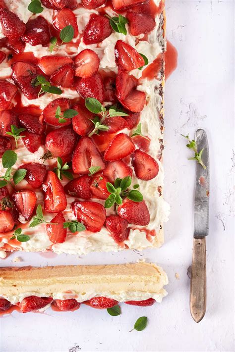 Cheesecake Blechkuchen mit gerösteten Erdbeeren Patrick Rosenthal