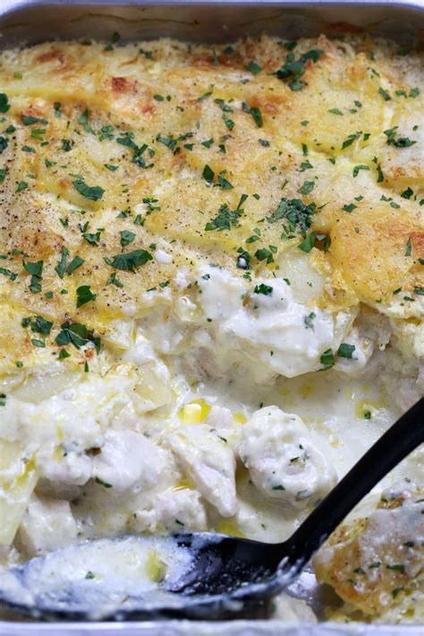 CREAMY CHICKEN DAUPHINOISE POTATO PIE | GARLIC MATTERS