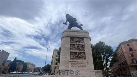 Porta Pia Svastica Sul Monumento Al Bersagliere Corriere It