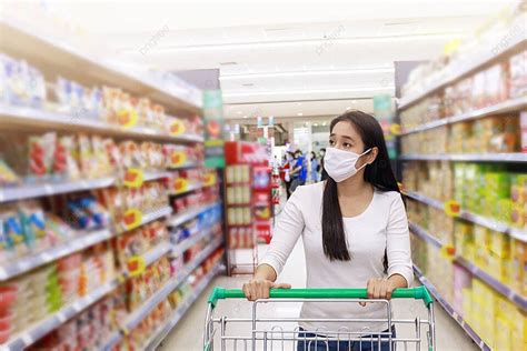 Wanita Asia Bertopeng Mendorong Keranjang Belanja Di Supermarket Foto