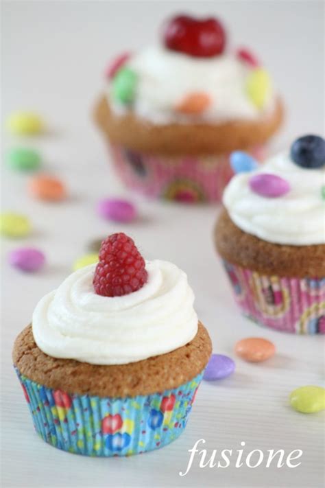 Cupcakes Alla Vaniglia Con Frosting Frutti Di Bosco E Smarties Fusione